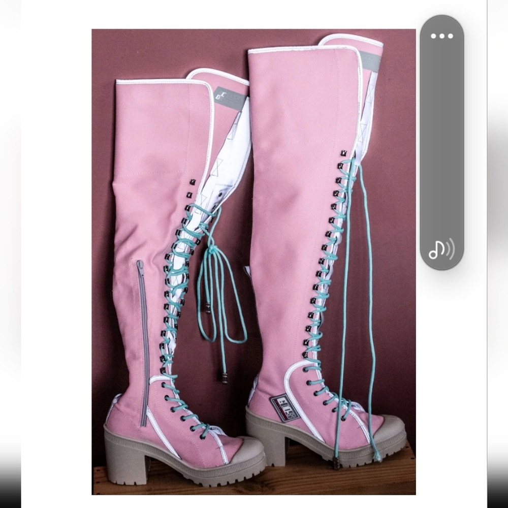GCDS boots rare color